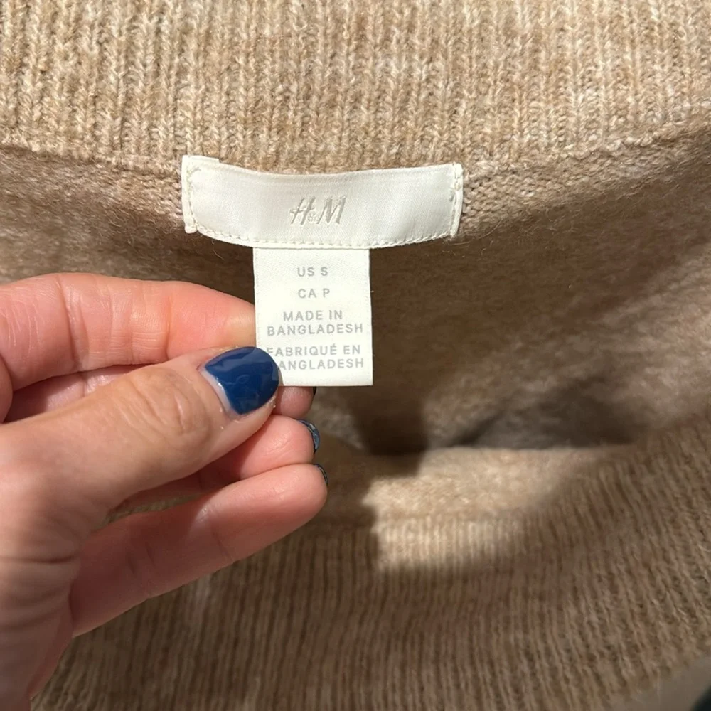 H&M off the shoulder sweater - Picture 2 of 3